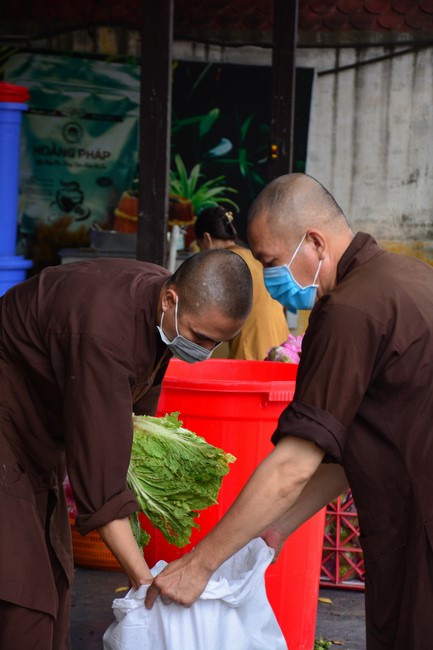 Continuing to support people in need in the Covid-19 pandemic of Hoang Phap Pagoda (series 4)